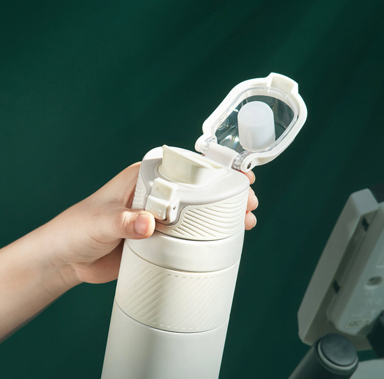 NIYO TOYS durable vacuum flask 660ml with easy-open lid for convenient hydration