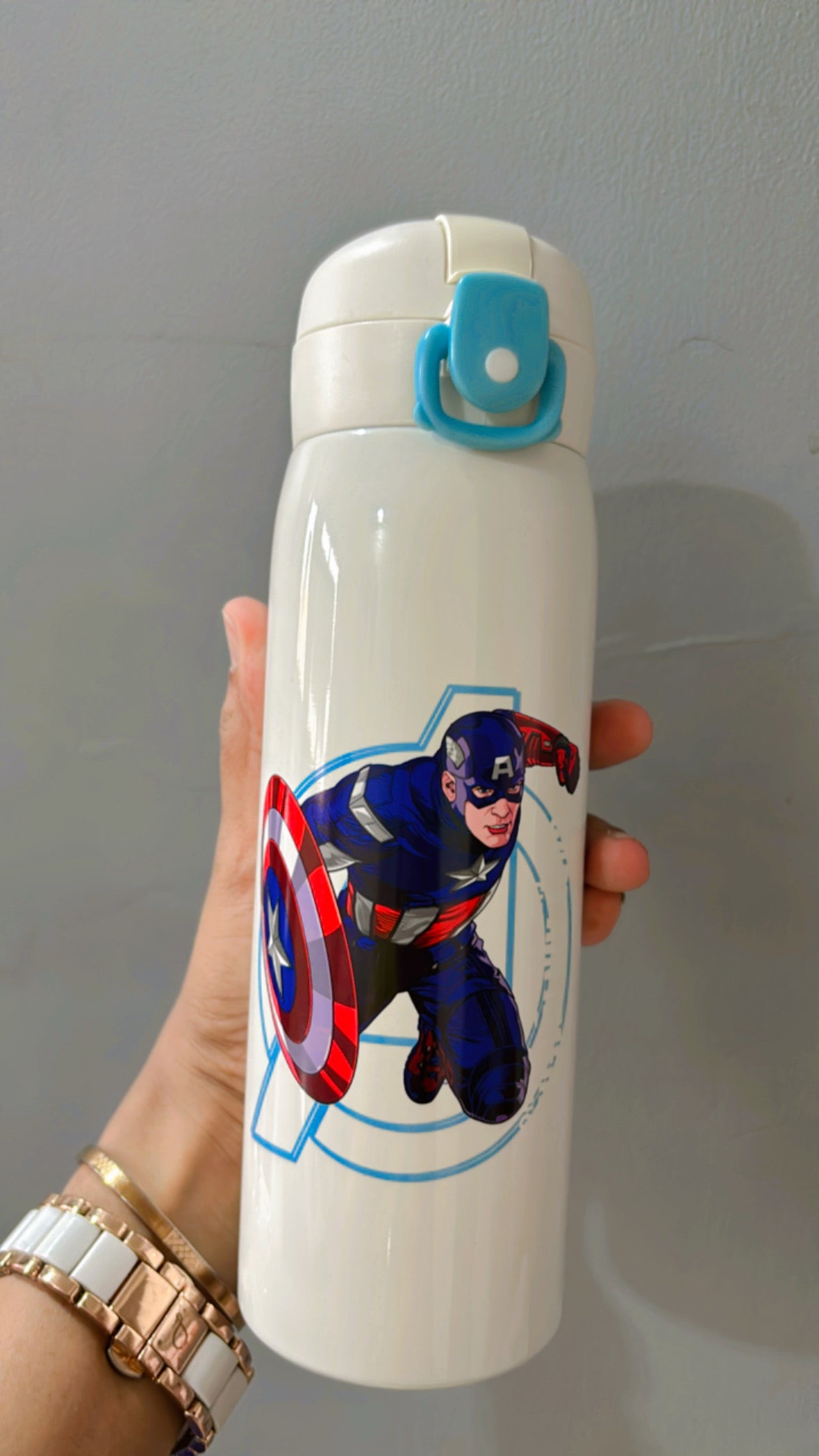 500ml superhero water bottle featuring a vibrant Captain America design with a secure lid