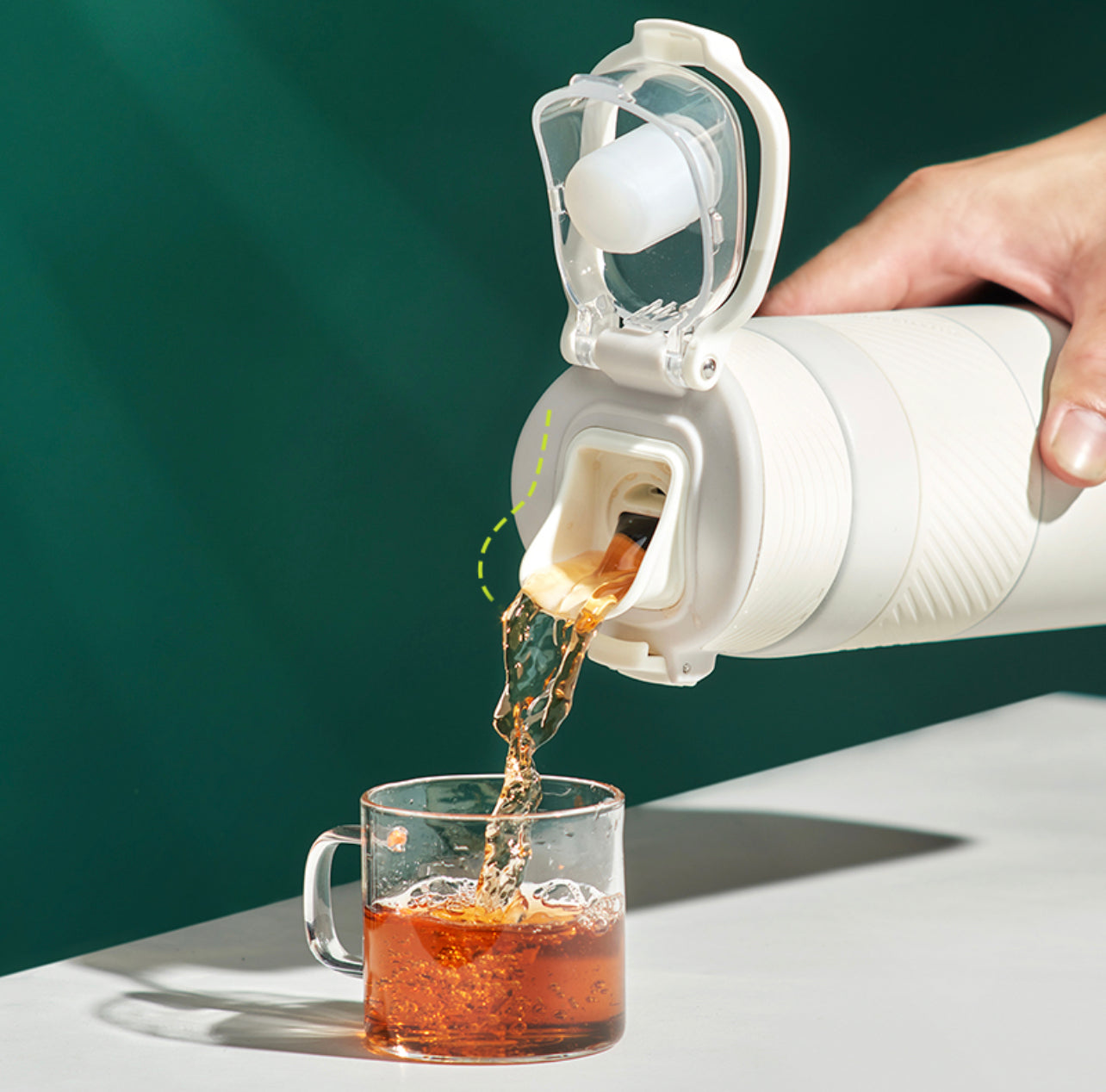 NIYO TOYS durable vacuum flask 660ml pouring tea into a glass cup with a secure lid