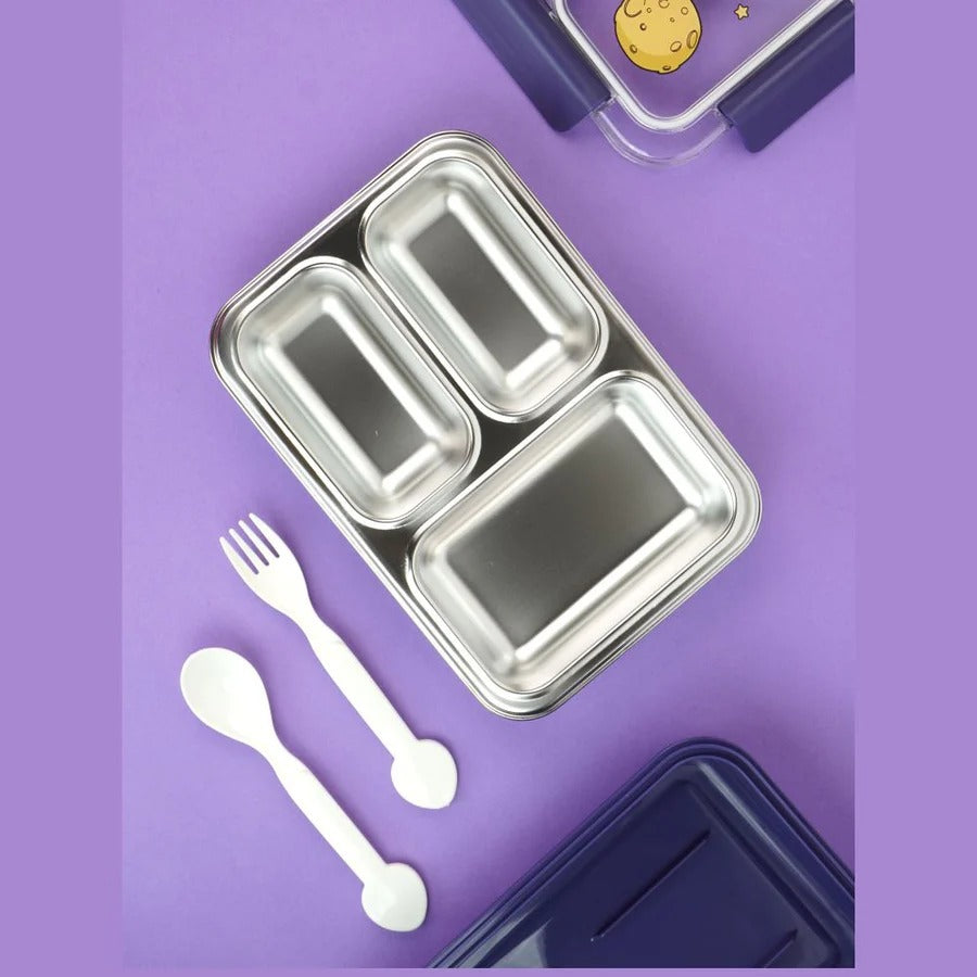 Kids lunch box in metal with three compartments, perfect for school meals, designed for ages 3+